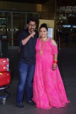 Bharti Singh and Harsh Limbachiyaa spotted in Mumbai After Marriage on 6th Dec 2017 (64)_5a281d1e47368.JPG