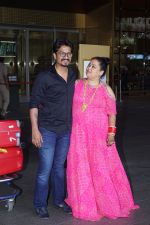 Bharti Singh and Harsh Limbachiyaa spotted in Mumbai After Marriage on 6th Dec 2017 (67)_5a281da1ce68d.JPG