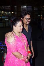 Bharti Singh and Harsh Limbachiyaa spotted in Mumbai After Marriage on 6th Dec 2017 (79)_5a281da61aa13.JPG