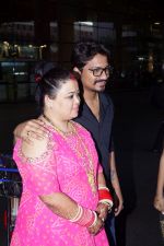 Bharti Singh and Harsh Limbachiyaa spotted in Mumbai After Marriage on 6th Dec 2017 (80)_5a281d22ed654.JPG