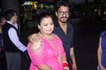 Bharti Singh and Harsh Limbachiyaa spotted in Mumbai After Marriage on 6th Dec 2017 (82)_5a281da730497.JPG