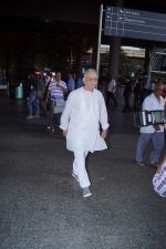 Gulzar Spotted At Airport on 6th Dec 2017 (10)_5a281ce5039b3.JPG