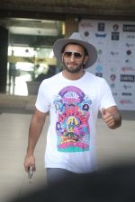 Ranveer Singh Spotted At Otters Club, Bandra on 8th Dec 2017 (9)_5a2be4f3abd4f.JPG