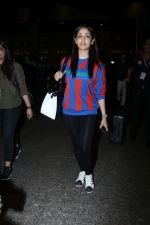 Yami Gautam Spotted At Airport on 8th Dec 2017 (5)_5a2be5a1c602e.JPG