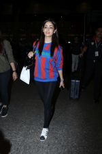 Yami Gautam Spotted At Airport on 8th Dec 2017 (7)_5a2be5a307ac9.JPG