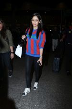 Yami Gautam Spotted At Airport on 8th Dec 2017 (9)_5a2be5a465de6.JPG