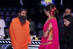 Shilpa Shetty, Baba Ramdev Yog Guru on the sets of Super Dancer Chapter 2 on 11th Dec 2017 (326)_5a2f65c673f20.JPG