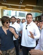 Shah Rukh Khan Spotted At Wockhardt Building BKC on 13th Dec 2017 (1)_5a312d371427a.jpg