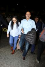 Anushka Sharma Family Spotted At Airport on 13th Oct 2017 (8)_5a323c61b1e0e.JPG