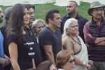 Katrina Kaif, Salman Khan at the Launch Of Bina Kak_s Book Silent Sentinels Of Ranthambhore on 13th Dec 2017 (157)_5a32387b27ac0.JPG