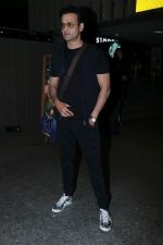 Rohit Roy Spotted At Airport on 14th Dec 2017 (15)_5a3372b6c9f42.JPG