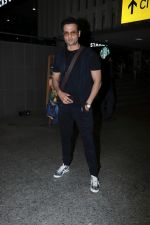 Rohit Roy Spotted At Airport on 14th Dec 2017 (3)_5a3372a93ba2f.JPG