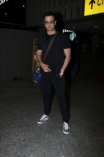 Rohit Roy Spotted At Airport on 14th Dec 2017 (4)_5a3372aab079e.JPG