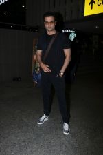 Rohit Roy Spotted At Airport on 14th Dec 2017 (5)_5a3372aca4925.JPG