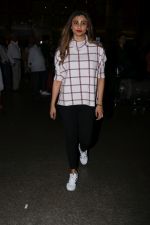 Daisy Shah Spotted At Airport on 16th Dec 2017 (10)_5a35211c6771e.JPG
