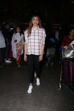 Daisy Shah Spotted At Airport on 16th Dec 2017 (2)_5a3520f3ac37d.JPG