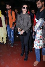 Malaika Arora Spotted At Airport on 16th Dec 2017 (1)_5a3521162ad20.JPG