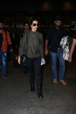 Malaika Arora Spotted At Airport on 16th Dec 2017 (11)_5a35211d0d0cf.JPG