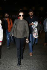 Malaika Arora Spotted At Airport on 16th Dec 2017 (20)_5a35212387302.JPG