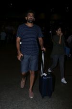 Zaheer Khan Spotted At Airport on 16th Dec 2017 (10)_5a35212c1372e.JPG