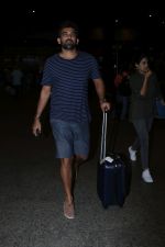 Zaheer Khan Spotted At Airport on 16th Dec 2017 (13)_5a35212de4e50.JPG