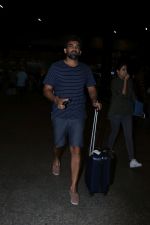 Zaheer Khan Spotted At Airport on 16th Dec 2017 (9)_5a35212b6c51d.JPG