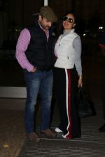 Saif Ali Khan, Kareena Kapoor Khan, Taimur Khan Fly For London on 25th Dec 2017 (1)_5a41e9bd50001.JPG