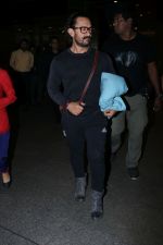 Aamir Khan Spotted At Airport on 26th Dec 2017 (15)_5a432deaa750b.JPG