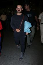Aamir Khan Spotted At Airport on 26th Dec 2017 (17)_5a432ded8270f.JPG
