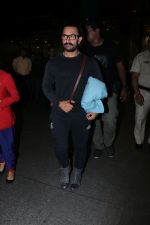 Aamir Khan Spotted At Airport on 26th Dec 2017 (18)_5a432deee3fba.JPG