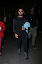 Aamir Khan Spotted At Airport on 26th Dec 2017 (6)_5a432ddd6ff8c.JPG