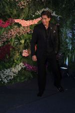 Shah Rukh Khan at Anushka Sharma And Virat Kohli_s Wedding Celebration In Mumbai on 26th Dec 2017 (35)_5a433133ed593.JPG