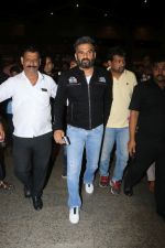 Suniel Shetty Spotted At Airport on 5th Jan 2018 (3)_5a4f17ede455f.JPG