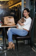  Sophie Choudry spotted at cafe D Bella bandra on 6th Jan 2018 (4)_5a531d4255b59.jpg