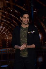 Sidharth Malhotra on the set of India_s next superstar on 6th Jan 2018 (20)_5a5321ce10fef.JPG