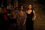 Kareena kapoor Khan showstopper For Designer Anamika Khanna At Lakme Fashion Week Finale 18 on 4th Feb 2018 (13)_5a781d5803c7e.jpg