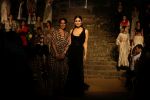 Kareena kapoor Khan showstopper For Designer Anamika Khanna At Lakme Fashion Week Finale 18 on 4th Feb 2018 (15)_5a781d5af164d.jpg