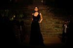 Kareena kapoor Khan showstopper For Designer Anamika Khanna At Lakme Fashion Week Finale 18 on 4th Feb 2018 (6)_5a781d4f49562.jpg