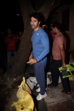 Varun Dhawan Spotted At Gym on 3rd Feb 2018 (8)_5a780bf840b95.JPG