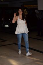 Soha Ali Khan Spotted at Karan Johar party on 7th Feb 2018 (10)_5a7c0431ae783.JPG