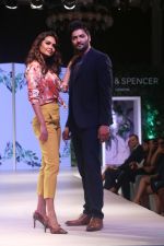 Esha Gupta, Ali Fazal at Marks & Spencer spring summer collection launch at Fourseasons mumbai on 8th Feb 2018 (3)_5a7d42b944dc2.jpg