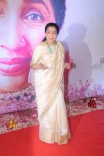 Asha Bhosle at 5th Yash Chopra Memorial Award on 17th Feb 2018 (23)_5a894ac32a49f.jpg