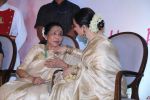 Asha Bhosle, Rekha at 5th Yash Chopra Memorial Award on 17th Feb 2018 (111)_5a894a568ffc7.jpg