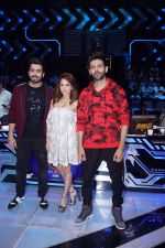 Kartik Aaryan, Nushrat Bharucha, Sunny Singh at the promotion of Sonu Ke Titu Ki Sweety On the Sets Of Super Dancer Chapter 2 on 19th Feb 2018 (213)_5a8bdf4287660.jpg