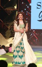 Rashmi Desai at Caring With Style Abu Jani Sandeep Khosla & Shaina NC Fashion Show To Raise Funds For Cancer Patient Aid Association (29)_5a98141834673.jpg