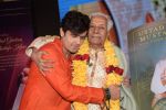 Sonu Nigam at the national honour Padma vibhushan bestowed to guru Ustad Ghulam Mustafa Khan at The Club in Andheri on 5th March 2018 (81)_5a9e337bd8de8.JPG