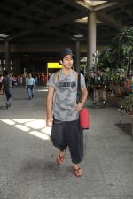 Ishaan Khatter Spotted At Airport on 27th March 2018 (25)_5abb550dd767a.JPG