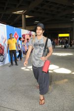 Ishaan Khatter Spotted At Airport on 27th March 2018 (29)_5abb5515767bb.JPG