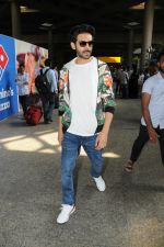 Kartik Aaryan Spotted At Airport on 27th March 2018 (17)_5abb555c012da.JPG