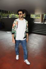 Kartik Aaryan Spotted At Airport on 27th March 2018 (22)_5abb5565c0637.JPG